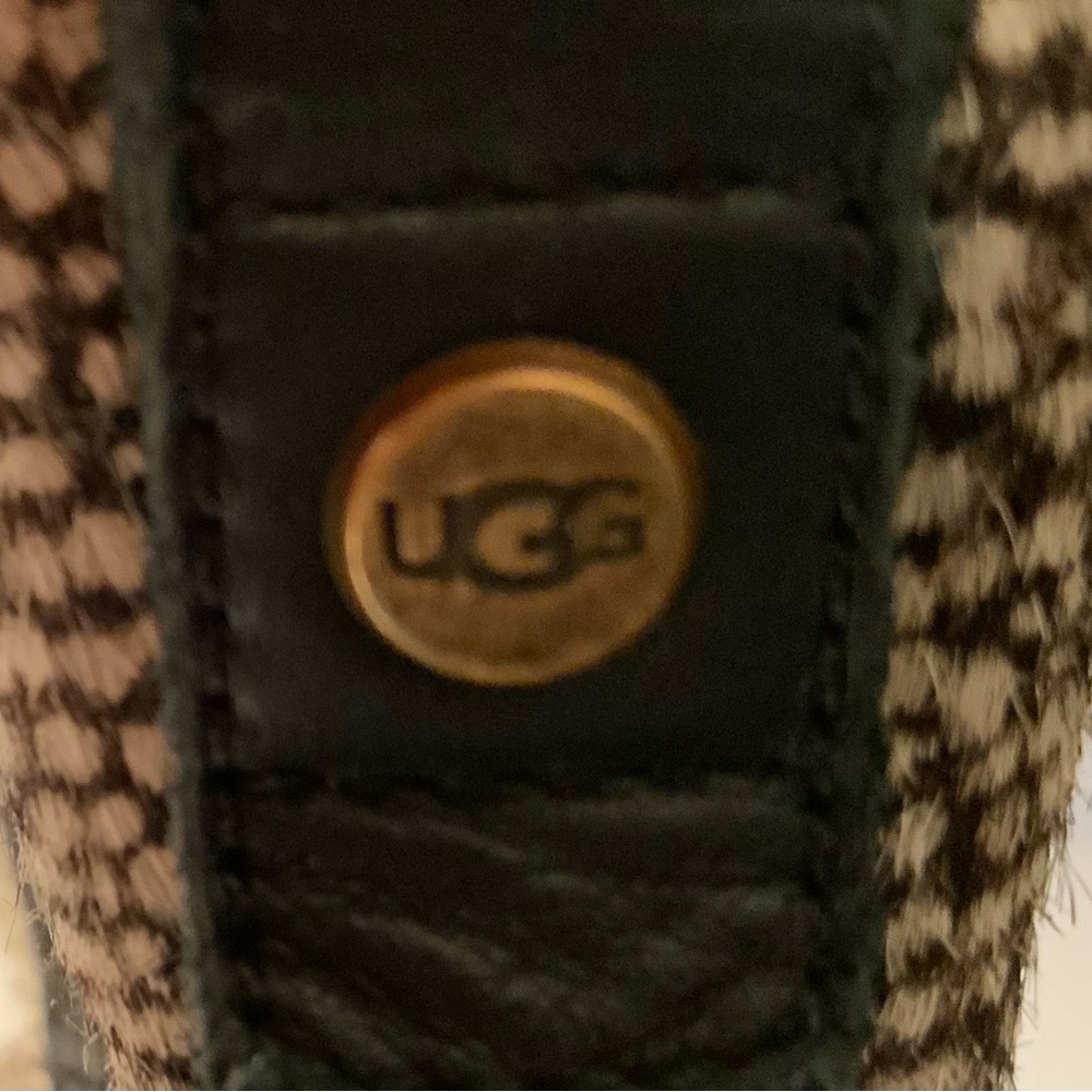 UGG..bullhide leather ankle boots - Picture 10 of 11